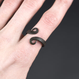 Forged swirly ring with scrolls - Variable sizes and adjustable